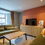 Hideaway - 2 Bed Near Station And Conference Centre Daire