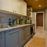 Hideaway - 2 Bed Near Station And Conference Centre *