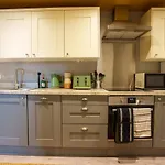 Daire Hideaway - 2 Bed Near Station And Conference Centre