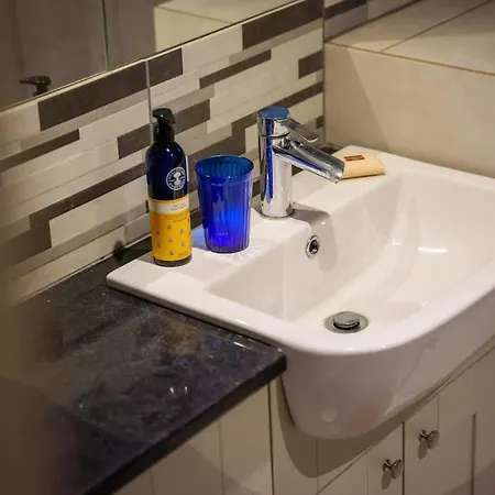 Hideaway - 2 Bed Near Station And Conference Centre 公寓