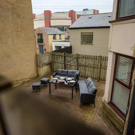 Hideaway - 2 Bed Near Station And Conference Centre Апартаменты