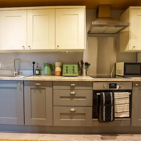 Апартаменты Hideaway - 2 Bed Near Station And Conference Centre