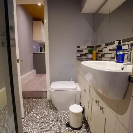 Hideaway - 2 Bed Near Station And Conference Centre 해러게이트