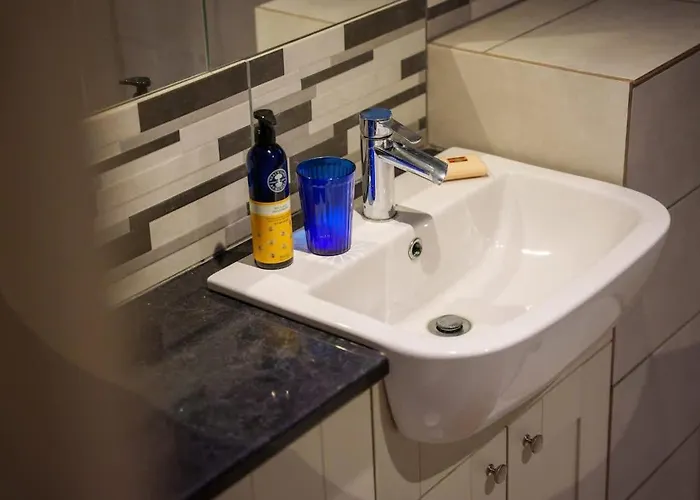 Hideaway - 2 Bed Near Station And Conference Centre Apartman